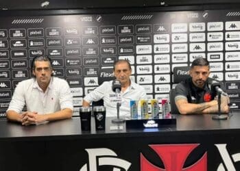 Paulo Bracks, Ramón e Emiliano Díaz na coletiva do Vasco