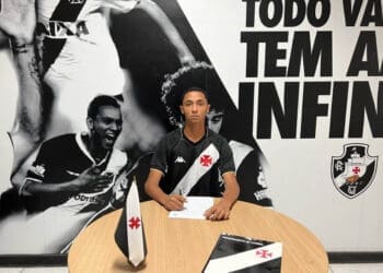 Breno Sales assinando contrato com o Vasco