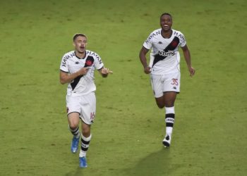 Caio Lopes comemorando gol contra a Ponte