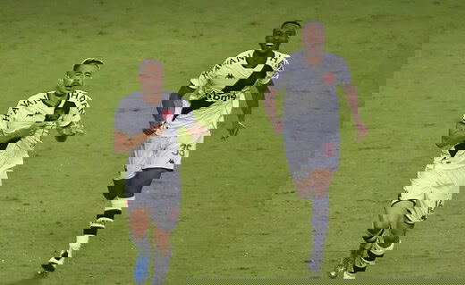 Caio Lopes comemorando gol contra a Ponte