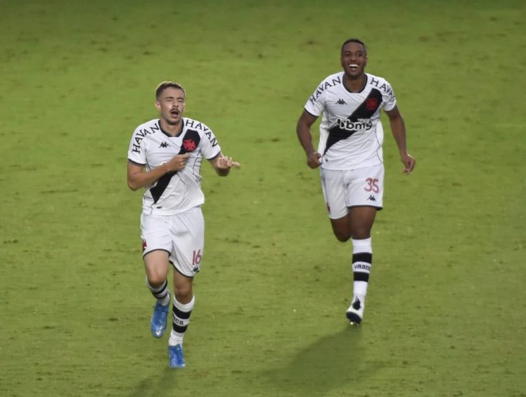 Caio Lopes comemorando gol contra a Ponte