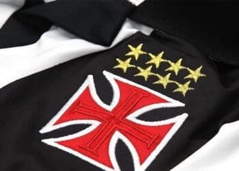 Camisa do Vasco com a chamada Cruz de Malta, que, na verdade, é a Cruz Pátea
