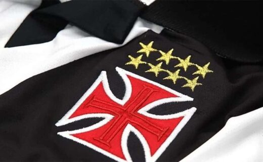 Camisa do Vasco com a chamada Cruz de Malta, que, na verdade, é a Cruz Pátea