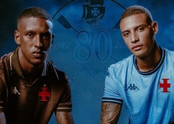 Risca dois jogadores do Vasco vestindo camisas de torcida.