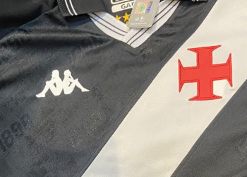 Confira a imagem da nova camiseta preta do Vasco.
