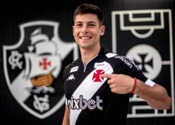 Manuel Capasso posa com a camisa do Vasco