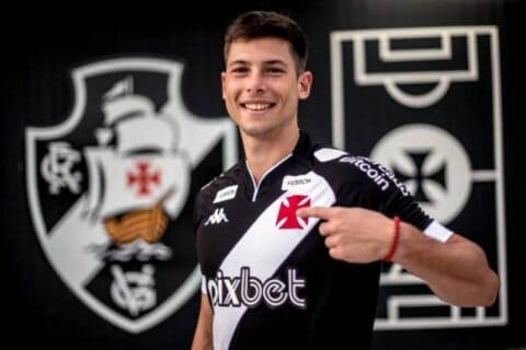 Manuel Capasso posa com a camisa do Vasco