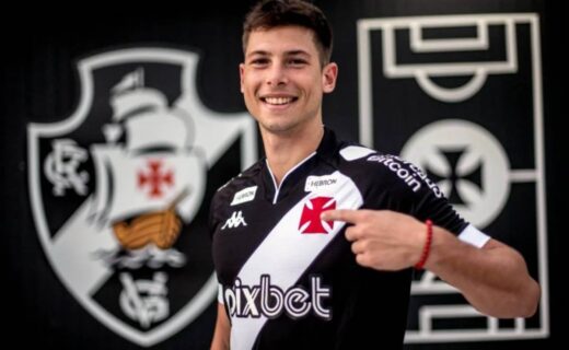 Manuel Capasso posa com a camisa do Vasco