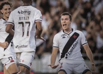 Jogadores do Vasco comemorando gol.