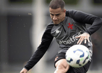 Jogador treinando com bola em campo.