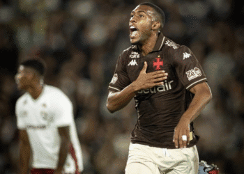 Jogador do Vasco comemorando gol.