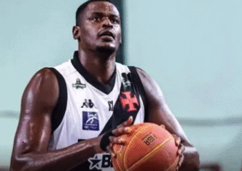 Jogador de basquete do Vasco segurando bola.