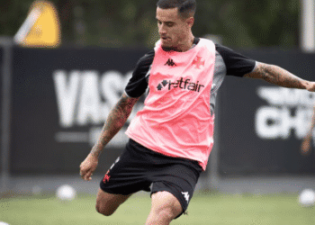 Jogador treinando com uniforme do Vasco.