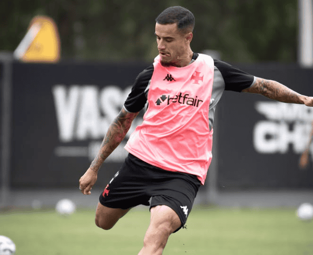 Jogador treinando com uniforme do Vasco.