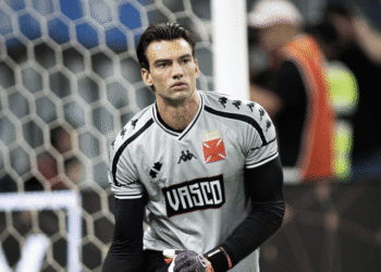 1. Goleiro do Vasco em ação no jogo.