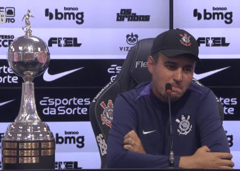 Vasco em coletiva com troféu ao lado.