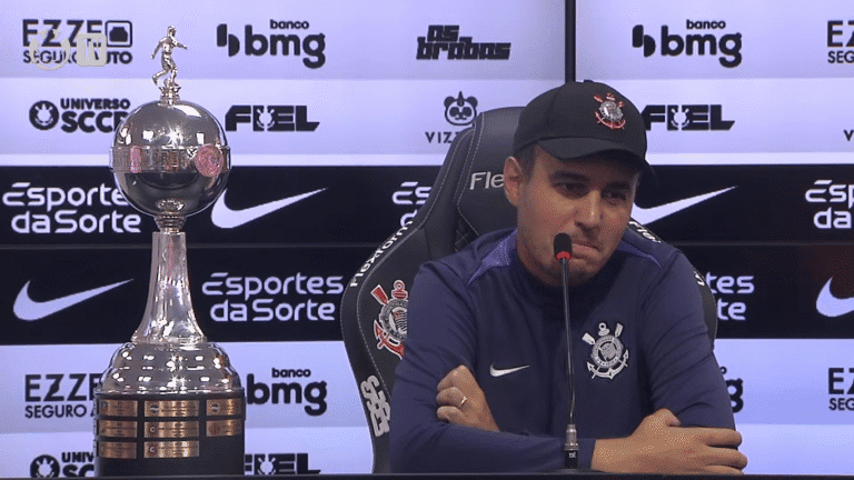 Vasco em coletiva com troféu ao lado.