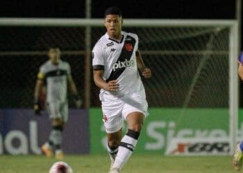 Barras de saída se aproximando, Ramón Díaz não tem espaço para ele