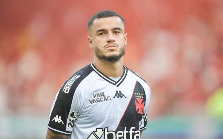 Jogador do Vasco de frente com uniforme branco e preto.