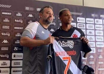 David recebe a camisa 7 do Vasco em apresentação