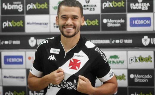 De Lucca posa com a Vasco