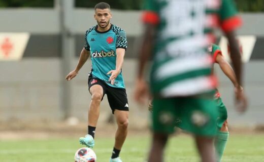 De Lucca em ação pelo Vasco em jogo-treino contra o Porto Real