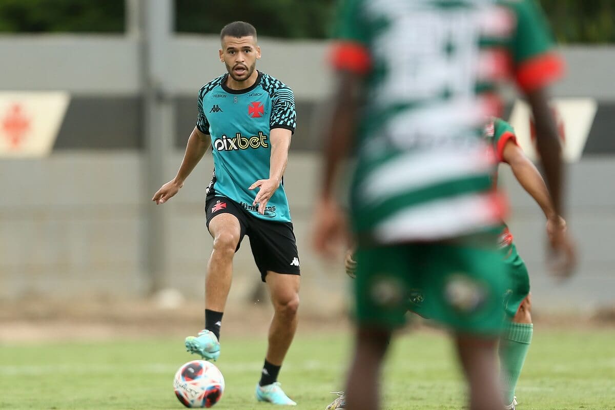 De Lucca em ação pelo Vasco em jogo-treino contra o Porto Real