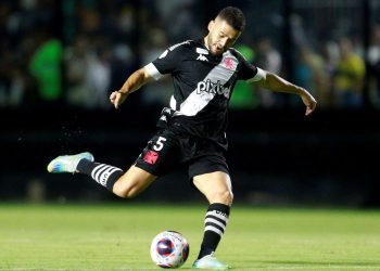 De Lucca em ação pelo Vasco contra o Resende pelo Carioca 2023