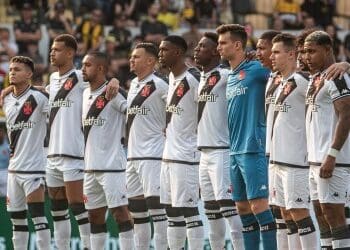 VASCO ARRANCA EMPATE CONTRA O CRICIÚMA NO HERIBERTO HÜLSE: PLACAR FINAL DE 2 A 2