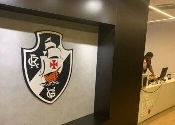 Magnata grego proprietário de Olympiacos, Nottingham Forest e Rio Ave pode adquirir a Vasco SAF; assista ao vídeo