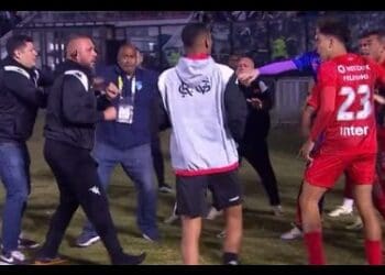 Vasco recebe multa de R$ 10 mil e Betinho é suspenso por 37 dias devido a briga no jogo contra o Athletico-PR.