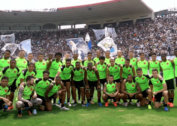Cerca de 10 mil torcedores prestigiaram o treino aberto em São Januário, realizado um dia antes da semifinal da Copa do Brasil.