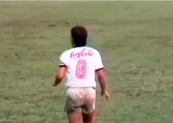 Relembre Vasco 2 x 0 Atlético-MG pelo Brasileiro de 1988 no Maracanã com espetáculo de GeovaniEm uma memorável noite no Maracanã, o Vasco da Gama enfrentou o Atlético-MG pelo Campeonato Brasileiro de 1988 e saiu vitorioso com um placar de 2 a 0. O grande destaque da partida foi Geovani, que proporcionou um verdadeiro show em campo. Com dribles habilidosos e passes precisos, o craque conduziu a equipe à vitória, deixando uma marca indelével na memória dos torcedores.