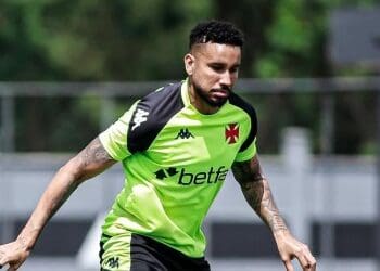 Jair recebe autorização para retornar aos campos pelo Vasco