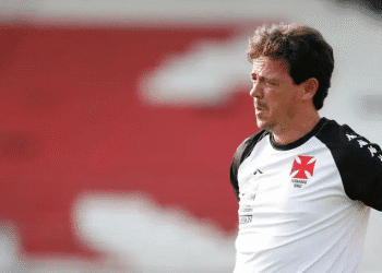 Pedrinho se encontrará com Fernando Diniz na quarta-feira.