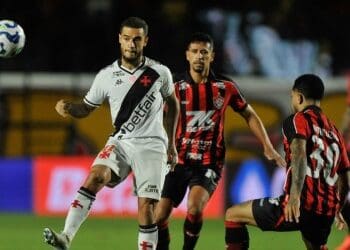 COM UM A MAIS, VASCO SOFRE VIRADA DO VITÓRIA EM SALVADOR E CAI NO Z4: 2 A 1