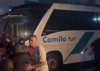 Torcedores se manifestam na chegada do Vasco ao Rio de Janeiro após a derrota para o Vitória.