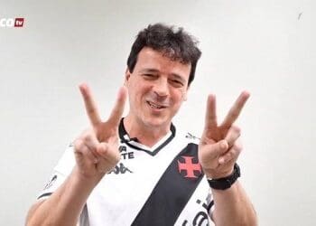 Fernando Diniz envia recado aos vascaínos: ‘É V de Vitória e V de Vasco, vamos em frente’