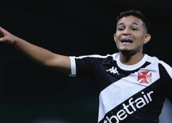 Adson recebe fratura na tíbia enquanto treina.