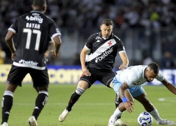 VASCO E GRÊMIO TERMINAM JOGO EM SÃO JANUÁRIO COM O EMPATE DE 1 A 1