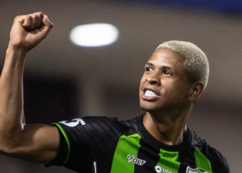 Vasco confirma a volta do meio-campista Barros.