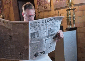 Carlos Germano usa uma recriação do uniforme de 1925 em matéria celebrando o centenário do jornal O Globo; confira!