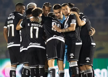 Vasco lidera o número de gols concedidos devido a erros individuais no Brasileiro 2025.