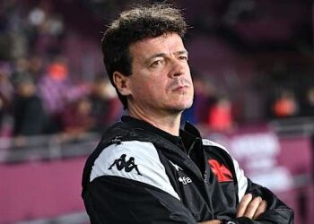Fernando Diniz conta com o apoio da diretoria do Vasco em uma semana crucial.