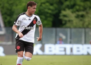 Sem chances na equipe do Vasco, o lateral Paulo Ricardo solicita sua transferência.