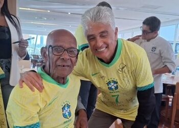 Brito, Mazinho, Bebeto e ex-vascaínos campeões do mundo recebem homenagem da CBF no Maracanã