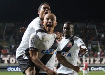 Ex-atacante vascaíno Leandrão comanda o America em sua volta às competições nacionais