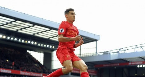 Jogador de futebol Vasco em ação.