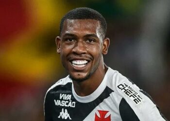 Jogador do Vasco sorrindo em campo.