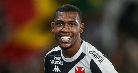 Jogador do Vasco sorrindo em campo.